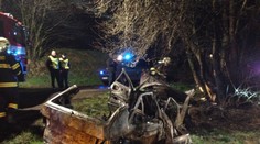 TRAGÉDIE na Kolínsku: V osobním autě UHOŘELI dva lidé, předtím křičeli o pomoc!