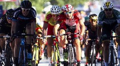 Cyklistická rvačka! Borci zahodili kola a pustili se do sebe