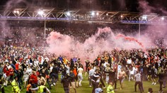 Anglický fotbalista byl brutálně sražen fanouškem. Dostal úder hlavou