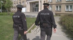 Krvavé stopy u dveří. Podle sousedů má seniorku na svědomí partner