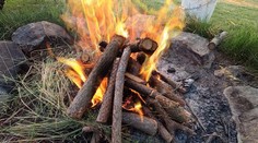 Lidé nadále rozdělávají ohně v národních parcích. Strážcům tvrdí, že o zákazu nevědí