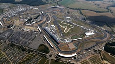 Děsivé scény na startu v Silverstonu: Před sprintem zkolaboval jeden z fanoušků