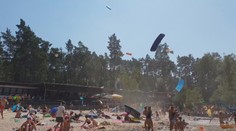 Lidi na koupališti vyděsil větrný vír. Létaly stany i paddleboard! VIDEO