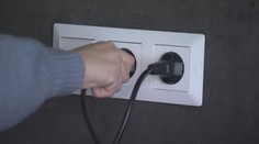 Dodavatelé energií výrazně zlevňují. Domácnosti si přesto příští rok připlatí