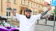 Zápasník Clashe a rapper Beránek znovu dělal ostudu. Tančil nahý na balkóně