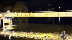 Řidič ujel policii a skočil z mostu. Vyšetřovatelé netuší, kdo to je a jestli žije