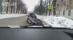 Brutální video: Řidič ujížděl v sešrotovaném autě i s MRTVÝM KAMARÁDEM