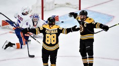 David Pastrňák sestřelil Islanders hattrickem, Montreal srovnal sérii