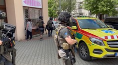 Policisté hledali násilníka, po vstupu do bytu jednoho z nich zranil výbuch!