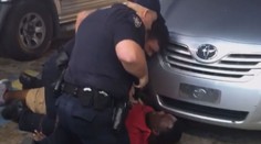 USA zuří: Policisté zastřelili muže ležícího na zemi, lidé protestují