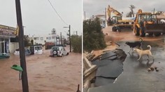 Krétu zasáhly silné deště a záplavy. Voda smetla auta ze silnice do moře