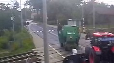 Chvíle hrůzy za zavřenými závorami. Traktor a kombajn vjely do cesty pendolinu