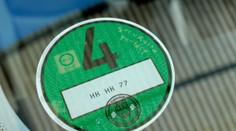 Na autě může být i 10 různých plaket. Jaké byste měli mít a na co jsou