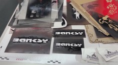 Skupina měla padělat díla umělce Banksyho a vydělat tak balík. Policie ji zadržela