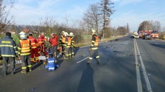 Tragédie na D56! Řidič vyjel ze silnice a narazil do stromu, spolujezdec nepřežil