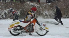 VÍKEND: Adrenalin a pořádně ostrá kola na ledové ploché dráze