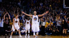 Warriors blíže nesmrtelnosti, za rekordem míří i Philadelphia