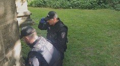 Strážníci v Děčíně pomohli na svět miminku. Matka se ho později zřekla
