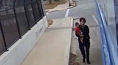 U silnice pobíhal roční chlapeček! Zachránila ho řidička autobusu