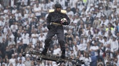 Co je to za stroj! Finále začalo po příletu vzdušného skateboardu!