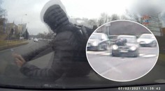 Stejný přechod, další nehoda! Sražení školáka autem zachytily kamery