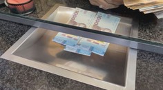 Uprchlíci vybrali úspory, nekoupí si za ně v ČR ale ani chleba. Směnárny hřivny odmítají