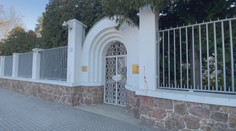 Ruský konzulát v Brně někdo polil kečupem. Policie hledá pachatele