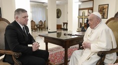 Papež František se potkal s Ficem, pak skončil v nemocnici