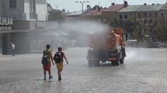 Vedro dusí česká města. Radnice s ním bojují mlžítky i kropicími vozy