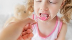 Sirup proti kašli nejspíš zabil nejméně deset dětí. Výrobce léku čelí stíhání