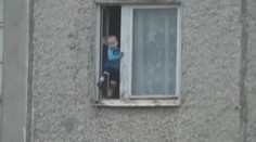 Matka šla vařit, chlapeček (2) vylezl z okna v 8. patře! VIDEO