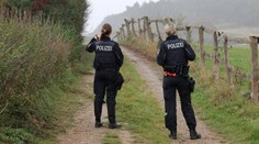 Policie pátrá po vrahovi Fabiana (†8). Rozjela razii na farmě