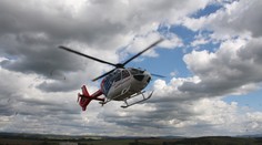 Muž spadl z desetimetrové výšky, kvůli vážným zraněním pro něj letěl vrtulník