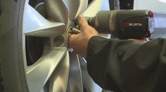 Řidiči se pustili do přezouvání pneumatik. Mrazům ale nemusí být konec