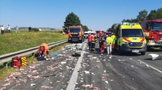 Vážná nehoda na D2: Kamion se srazil s údržbáři. Dálnice stála, tvořily se kolony