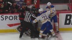 Když se devět hráčů pere, desátý se směje. NHL nabídla bizarní gól