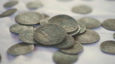 Muž našel poklad za téměř 700 tisíc. Úřad mu směšnou odměnu zvýšil