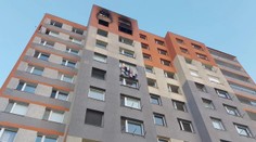 Při požáru bytu v Berouně zemřel člověk. Hasiči evakuovali 77 lidí