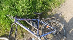 Opilý řidič srazil cyklistu bez přilby! Cyklista teď leží v kritickém stavu v nemocnici!