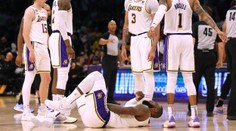 LeBronovi protihráč sáhl do rozkroku. Hvězda se ochotně sesunula k zemi