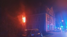 Noční požár na Jablonecku. Muž měl zapálit byt a pořezat se na krku