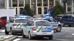 Zásah policie na Karlově univerzitě. Studenty vyděsil mladík s černou taškou