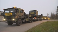 Přes Česko projíždí francouzský konvoj. Veze i obávané dělostřelecké zbraně