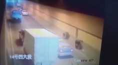 Neuvěřitelný pech. Motorkáře srazila dvakrát ta samá obří pneumatika