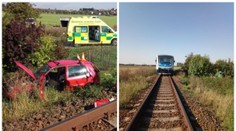 Tragédie na přejezdu, řidiči osobáku po vyproštění už záchranáři nemohli pomoci