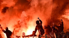 Fanoušci v Argentině se zbláznili. Rozjeli divoké ohňostroje před koncem zápasu