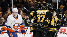 Pastrňák opět pálil a Boston porazil Islanders. Hvězdou byl McAvoy