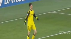 Brankář Chelsea za šaška! Byl "na výletě" a dostal gól z půlky