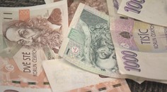 Pečovatelka využila důvěřivosti seniorky. Z karty jí vybrala 61 tisíc korun