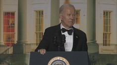Biden na galavečeru pronášel jeden vtip za druhým. Okomentoval i Elona Muska